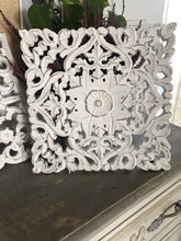 Carica l'immagine nel visualizzatore di Gallery, Set due decorazioni da parete shabby in legno intagliato 30x30