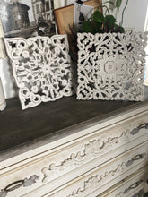 Carica l'immagine nel visualizzatore di Gallery, Set due decorazioni da parete shabby in legno intagliato 30x30