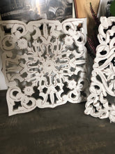 Carica l'immagine nel visualizzatore di Gallery, Set due decorazioni da parete shabby in legno intagliato 30x30