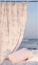 Carica l'immagine nel visualizzatore di Gallery, Tenda Beatrice Atelier 17 rose perla o rose rosa