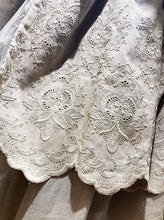 Carica l'immagine nel visualizzatore di Gallery, Tenda shabby con mantovana ricamata tortora Atelier 17 Regal