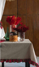 Carica l'immagine nel visualizzatore di Gallery, Tovaglia antimacchia beige con voilant tartan