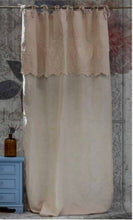 Carica l'immagine nel visualizzatore di Gallery, Tenda shabby con mantovana ricamata tortora Atelier 17 Regal