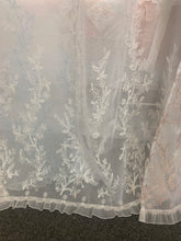 Carica l'immagine nel visualizzatore di Gallery, Tenda ricamo bianco starlette atelier 17