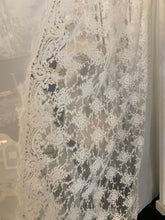 Carica l'immagine nel visualizzatore di Gallery, Tendone organza intarsio pizzo corinzio centrale di Chez Moi 270 cm x 3 mt
