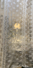 Carica l'immagine nel visualizzatore di Gallery, Tendone pizzo Versailles - Chez Moi Collection- 135x3 mt