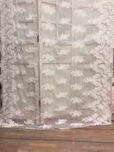 Carica l'immagine nel visualizzatore di Gallery, Tendone pizzo Versailles - Chez Moi Collection- 135x3 mt