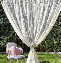 Carica l'immagine nel visualizzatore di Gallery, tenda shabby chic in pizzo bianco con ricamo roselline in stile provenzale. Tenda grande cm 300x290 , si appende a bastone grazie a comodi laccetti. Tenda romantica per salootto e camera da letto. Marchio: Atelier 17