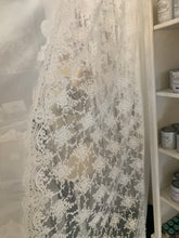 Carica l'immagine nel visualizzatore di Gallery, Tendone organza intarsio pizzo corinzio centrale di Chez Moi 270 cm x 3 mt