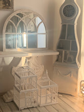 Carica l'immagine nel visualizzatore di Gallery, specchio finestra shabby a forma di arco in legno bianco antichizzato