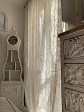 Carica l'immagine nel visualizzatore di Gallery, Tenda in stile shabby chic in pizzo di colore avorio collezione ciel di Atelier 17. La tenda shabby si appende tramite laccetti al bastone reggitenda. Romantica ed elegante la tenda è perfetta in camera da letto e soggiorni
