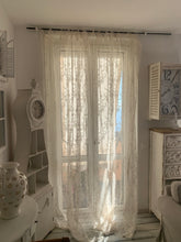 Carica l'immagine nel visualizzatore di Gallery, tenda in stile shabby chic in pizzo avorio perfetta per camere da letto e soggiorni. La tenda si appende al bastone reggi tenda tramite laccetti. Tenda ricamata collezione ciel di Atelier 17. Dimensione: 300 cm x 290 cm altezza
