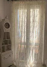 Carica l'immagine nel visualizzatore di Gallery, tenda in stile shabby chic in pizzo avorio ricamata . La tenda è perfetta per camere da letto e soggiorni. Si appende a bastone reggi tende tramite laccetti in pizzo. Brand : Atelier 17.