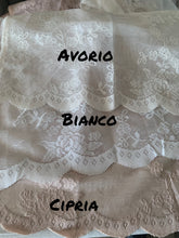 Carica l'immagine nel visualizzatore di Gallery, tende shabby in pizzo di Atelier 17. Colore bianco, avorio e cipria in tipico stile country e provenzale