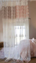 Carica l'immagine nel visualizzatore di Gallery, Tenda shabby in pizzo bianco balze cipria Andromeda di Atelier 17