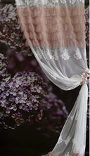 Carica l'immagine nel visualizzatore di Gallery, tenda shabby in pizzo bianco decorata da balze a mantovana di colore rosa cipria. questa tenda shabby è perfetta per camera da letto e salottini. Tenda della collezione Andromeda di Atelier 17