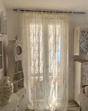 Carica l'immagine nel visualizzatore di Gallery, tenda shabby chic in pizzo avorio ricamato . Questa elegante tenda in pizzo è ricamata con roselline. Si appende al bastone tramite laccetti. Perfetta per ogni astanza di casa. Misura 140x290 cm, di L'Atelier 17 modello Ciel