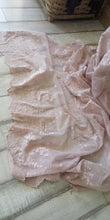 Carica l'immagine nel visualizzatore di Gallery, tende shabby in pizzo rosa cipria ricamate con rose per camera letto e soggiorni in stile. Si appendono al bastone reggi tende tramite laccetti. Brand Atelier 17. Dimensioni:140x290 cm