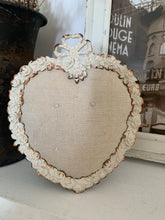Carica l'immagine nel visualizzatore di Gallery, porta orecchini a cuore stile shabby chic.