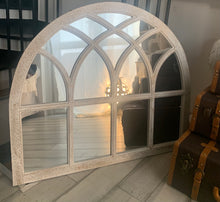 Carica l'immagine nel visualizzatore di Gallery, specchio finestra shabby ad arco in legno di colore bianco antichizzato