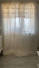 Carica l'immagine nel visualizzatore di Gallery, Tenda shabby chic con mantovana avorio “etoile” di Atelier. Tenda in morbido voile di cotone bianco impreziosita da mantovana a tre balze 17 135x290