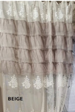 Carica l'immagine nel visualizzatore di Gallery, tenda shabby chic in pizzo con mantovana a balze di colore beige. La tenda in pizzo si appende al bastone tramite laccetti. Modello Andromeda di Atelier 17.
