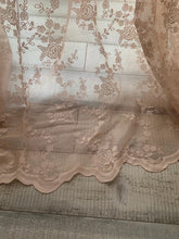 Carica l'immagine nel visualizzatore di Gallery, Tenda shabby ricamata con rose 60x240 collezione Ciel CIPRIA