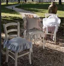 Carica l'immagine nel visualizzatore di Gallery, cuscino per sedia shabby di Atelier 17 . federa comprensiva di imbottitura . il cuscino per sedie è disponibile in diversi colori