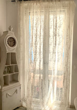 Carica l'immagine nel visualizzatore di Gallery, tenda stile shabby chic in pizzo con ricamo roselline di colore avorio, La tenda si appende al bastone reggi tende grazie a laccetti. Dimensione: 140x290 cm . Tenda per camera da letto, soggiorni, cucina e bagno. Brand: Atelier 17