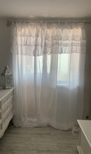 Carica l'immagine nel visualizzatore di Gallery, Tenda shabby chic con mantovana bianca “etoile” di Atelier. Tenda elegante, in stile provenzale, in morbido voile di cotone bianco impreziosita da mantovana a tre balze 17 135x290