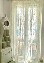 Carica l'immagine nel visualizzatore di Gallery, Tenda shabby in pizzo bianco ricamo con rose 300 x 300 collezione ciel atelier 17