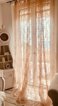 Carica l'immagine nel visualizzatore di Gallery, tenda shabby chic in pizzo rosa romantiche per camera da letto e soggiorni. Le tende si appendono al bastone reggi tende tramite laccetti. Pizzo ricamato con rose. Dimensione 300x290 cm altezza