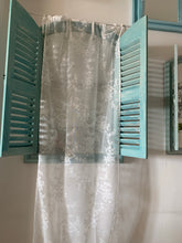 Carica l'immagine nel visualizzatore di Gallery, tendina shabby chic per finesta a e porta finestra. La tendina in pizzo si appende alle bacchette a vetro tramite comodi laccetti. Tendina provenzale perfetta per le cucine, le camere da letto e il bagno. Brand: Atelier 17