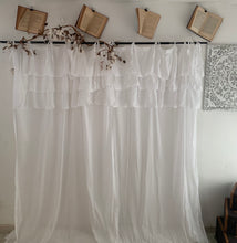 Carica l'immagine nel visualizzatore di Gallery, Tenda shabby chic con mantovana bianca “etoile” di Atelier 17 135x290