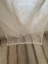 Carica l'immagine nel visualizzatore di Gallery, tendina shabby chic ew provenzale in pizzo per finestre e porta finestre