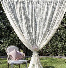 Carica l'immagine nel visualizzatore di Gallery, tenda shabby chic in pizzo bianco ricamata in stile provenzale da camera da letto e salotto. La tenda shabby su appende abastone con laccetti, misura 140 cm x 290 cm altezza: Marchio Atelier 17