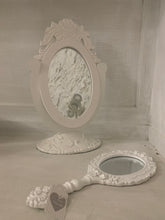 Carica l&#39;immagine nel visualizzatore di Gallery, Specchio decorativo da tavolo con cornice in legno shabby
