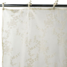 Carica l'immagine nel visualizzatore di Gallery, tenda shabby chic provenzale in pizzo per camera da letto e soggiorni. Si appende al bastone reggi tende tramite laccetti. collezione Ciel di Atelier 17. Dimensioni 140x290 cm altezza