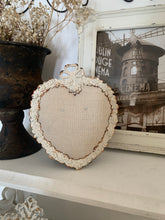 Carica l'immagine nel visualizzatore di Gallery, porta orecchini in ferro invecchiato colore bianco panna . il porta orecchini o porta spille è a forma di cuore ed è impreziosito da roselline .