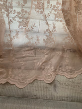 Carica l'immagine nel visualizzatore di Gallery, Tenda shabby pizzo ricamata con rose 300 x 290 collezione Ciel CIPRIA