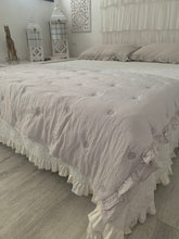 Carica l'immagine nel visualizzatore di Gallery, fondo letto trapuntato shabby fango Atelier 17