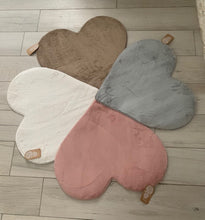 Carica l'immagine nel visualizzatore di Gallery, tappeto a cuore in ecopelliccia lapin 60x65 cm L'Atelier 17