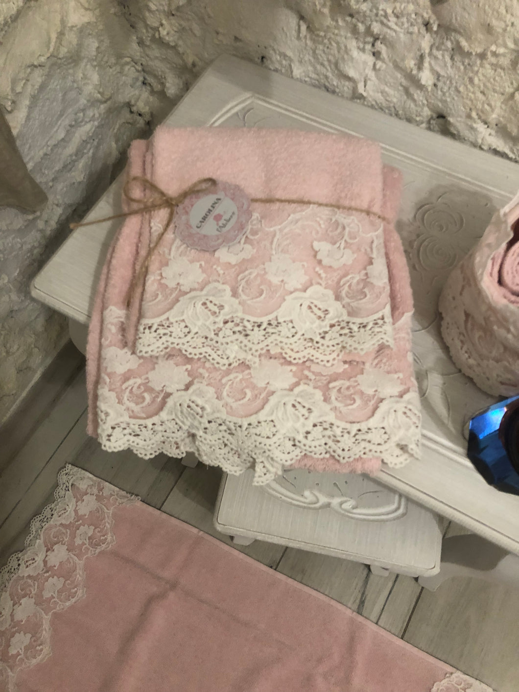 Coppia asciugamani serie Carolina rosa pizzo bianco