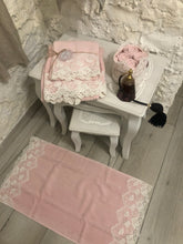 Carica l&#39;immagine nel visualizzatore di Gallery, Tappeto bagno serie Carolina rosa pizzo bianco
