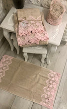 Carica l&#39;immagine nel visualizzatore di Gallery, Coppia asciugamani serie Carolina beige pizzo rosa
