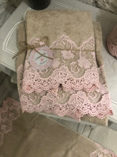 Carica l&#39;immagine nel visualizzatore di Gallery, Coppia asciugamani serie Carolina beige pizzo rosa
