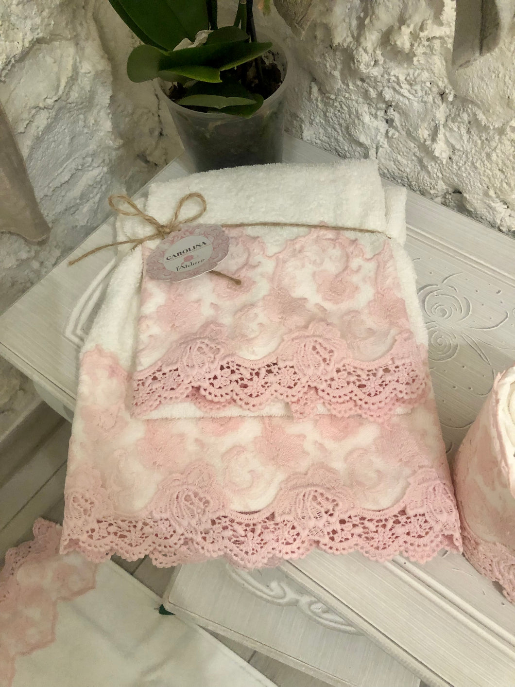 Coppia asciugamani serie Carolina bianco pizzo rosa