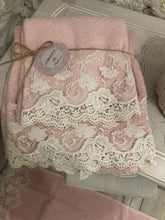 Carica l&#39;immagine nel visualizzatore di Gallery, Coppia asciugamani serie Carolina rosa pizzo bianco
