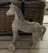 Carica l&#39;immagine nel visualizzatore di Gallery, Cavallino in legno decorativo 50 cm

