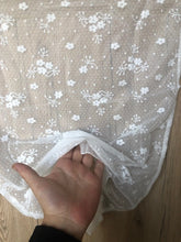 Carica l'immagine nel visualizzatore di Gallery, Tendina a vetro in tulle Anemone di atelier 17
